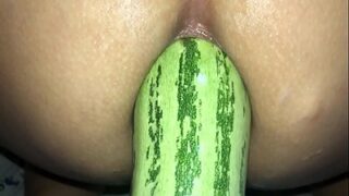Gadis Delhi Menggoyangkan Pantatnya Dengan Mentimun Besar Di Lubang Anusnya