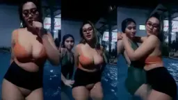 Miyo Dan Sahabatnya Beraksi Di Kolam Renang