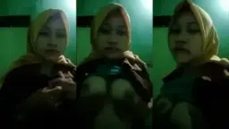 Ratna Bebas Di Indo, Dadanya Montok Dan Menggoda