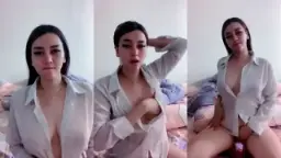 Rosalinda Menggoda Dengan Kemeja Putih Yang Membangkitkan Nafsu