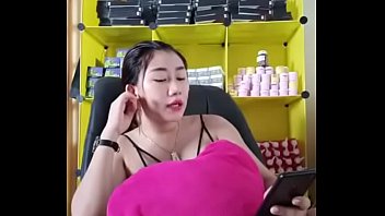 ស្រីតា Live លក់ឡេប បញ្ចេញដោះធំៗអោយមើលហ្រ្វី