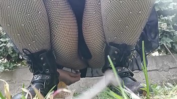 Dia Ingin Pipis Di Taman Umum, Lalu Membungkuk Memperlihatkan Celah Basahnya Yang Terbungkus Stoking Jala.