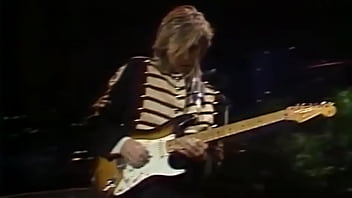 Gitaris Seksi Eric Johnson Menggoyang Austin Dengan Getaran Erotis Tahun 1988