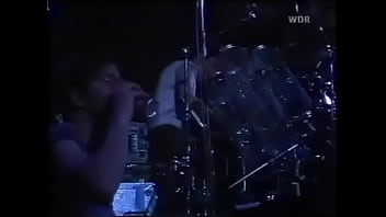 Tangis Dan Nafsu – Penampilan Panas Di Panggung 1983