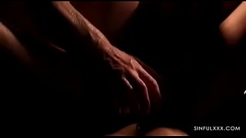 Gadis India Yang Menggoda Dengan Sari Transparan Dan Pinggul Bergoyang