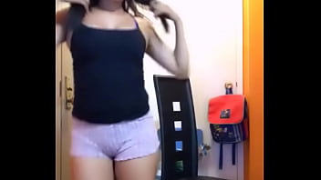 Gadis Seksi Menggoda Di Live Dance Yang Membara