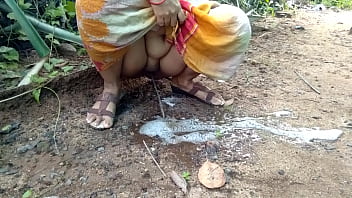 Tante Desi Buang Air Kecil Di Alam Liar, Wajib Ditonton
