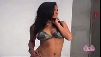 Gadis India Seksi Bergoyang Di Pantai Dengan Bikini Menggoda