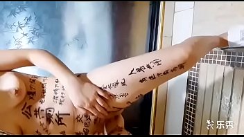 厕奴贱妻的淫虐调教:狗链牵制、当众排泄、双穴贯穿、剃光羞毛、浴中凌辱、内射播种