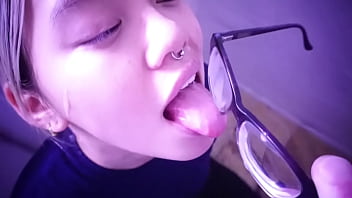 Budak Asia Menanti Tuannya Dengan Nafsu; Lidahnya Menjilat Bekas Sperma Di Kacamatanya. Tonton Video Lengkapnya Di Sabelarsene.com
