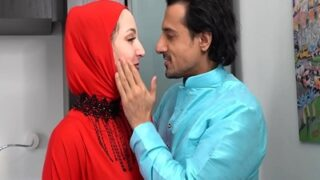 Malam Panas: Suami Terpaksa Menonton Istrinya Yang Berjilbab Dihancurkan Oleh Kekasihnya