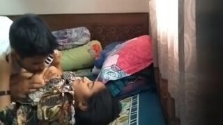 Pria Yang Baru Bertunangan Nikmati Seks Amatir Dengan Pacarnya Yang Polos