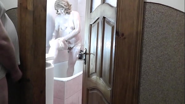Putri Tiriku Mandi, Ayah Tiriku Mengintip, Meremas Batang Dan Memercikkan Air Mani Di Bawah Pintu Kamar Mandi.