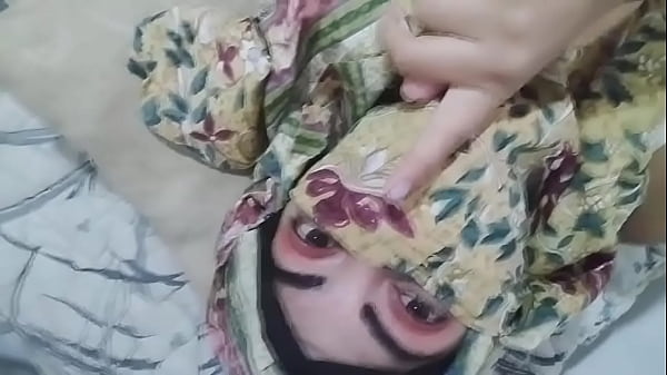 Istri Arab Berjilbab Menggairahkan Mengocok Memek Basah Sampai Muncrat Saat Suami Sholat Di Kamar Lain