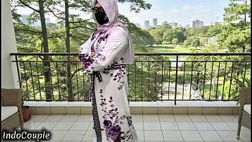 Istri Berhijab Genit Yang Haus Perselingkuhan Tersesat Di Koridor Kampus Dan Menggoda Nafsuku
