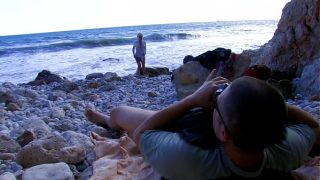Ibu Berambut Pirang Bertato Naik Batang Di Pantai
