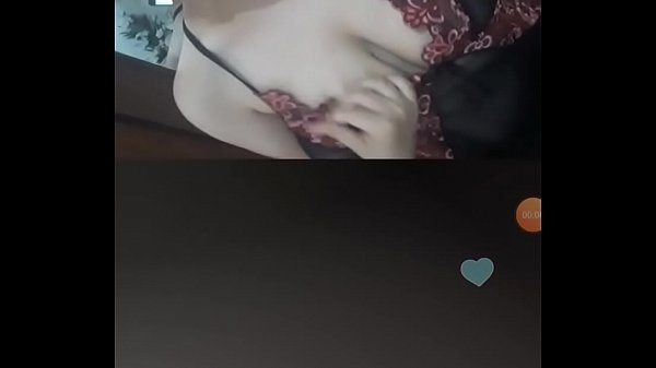 Menggoda Di Depan Kamera Dengan Gerakan Yang Memikat.