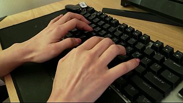 Korea – Gaya Seksi Wanita Cantik Menghabiskan Musim Dingin Dengan Kaki Telanjang Di Rumah