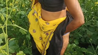 सरसों के खेत में ममता को उसके पति ने मौका देखकर जबरदस्त चज्जा मारी, बाहर खुले में साफ हिंदी आवाज़ में