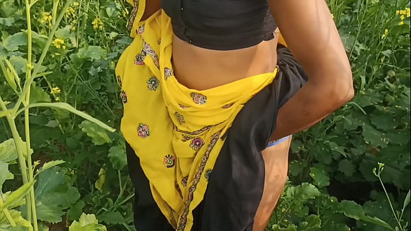 सरसों के खेत में ममता को उसके पति ने मौका देखकर जबरदस्त चज्जा मारी, बाहर खुले में साफ हिंदी आवाज़ में