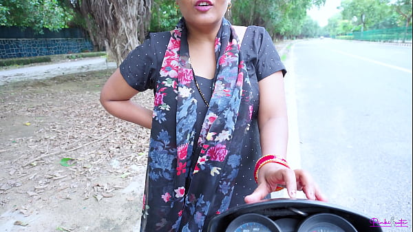 Bhabhi Nakal India Melayani Klien Di Pinggir Jalan, Ditembak Dari Belakang Dengan Suara Godaan Hindi.