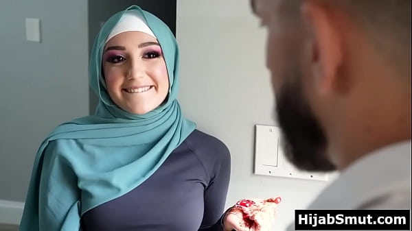 Gadis Muslimah Polos Digodok Pelatihnya Di Lapangan Hijau