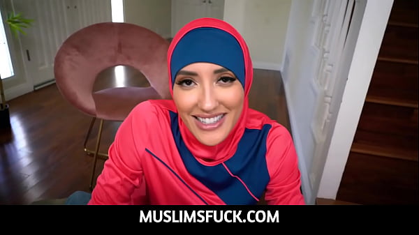 Muslimah Seksi Berhijab Menggoda Tuan Tanah Demi Bayar Sewa Kontrakan – Chloe Amour