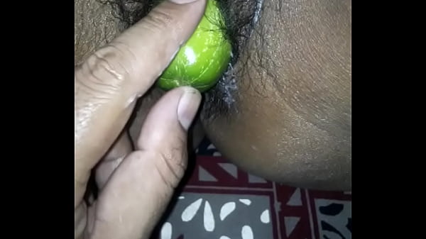 Istri Desi Melahap Mentimun Dengan Penuh Gairah