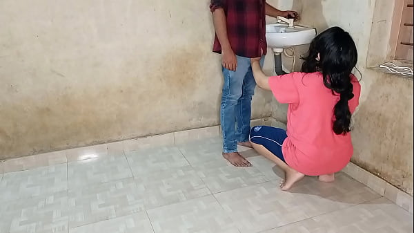 भाभी ने जवान प्लंबर से चुदवाकर अपनी गीली चूत की प्यास बुझाई! हिंदी आवाज में जोरदार सेक्स