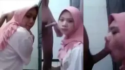 Jilbab Pink Terbaru Mengulum Kontol Besar