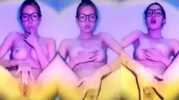 Mata Keranjang Pamer Payudara Montok, Main Jari Sendiri