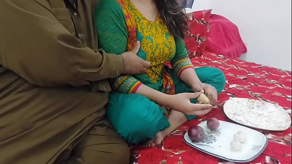 Membantu Ibu Tiri Potong Sayur Lalu Ngentot Pantat Besarnya, Istri Nakal Selingkuhi Suami Dengan Suara Hindi Jelas