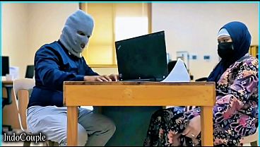 Istri Berhijab Yang Nakal Menggoyang Memeknya Dengan Vibrator Bersama Selingkuhan Dari Kantor.