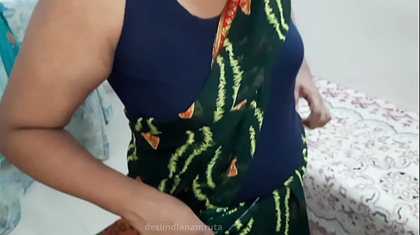 Desi Bhabhi Seksi Dan Menggoda Dengan Saree Hijau Tua Yang Membuat Nafsu Membara