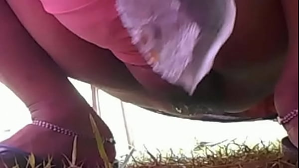 Desi Yang Sedang Melepaskan Hasratnya