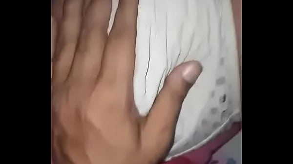 Istri Desi Mendesakkan Payudara Besarnya