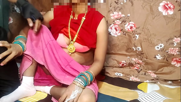 गर्म देसी जोड़ा: लाल कपड़े में पत्नी के साथ पति का रियल अश्लील अडवेंचर