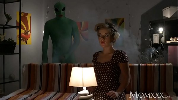 Ibu Rumah Tangga Kesepian Digerayangi Alien Hingga Puas Di Malam Halloween