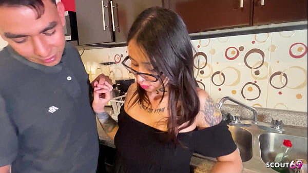 Gadis Latin Bergaya Seksi Dengan Tato Dan Kacamata, Tak Pernah Puas, Minta Adik Tiri Ejakulasi Di Wajahnya Usai Dipuaskan Dari Dalam