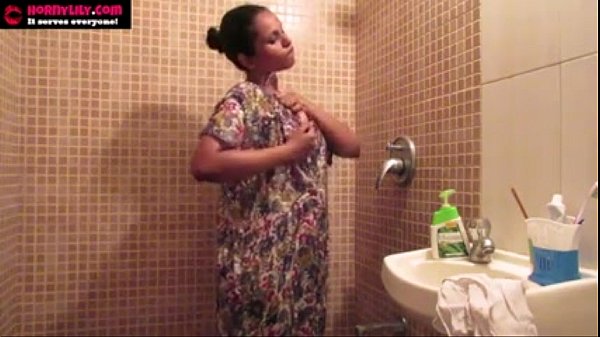 Gadis India Amatir Menggoda Diri Di Kamar Mandi, Lily Menggairahkan Dengan Masturbasi Di Pancuran