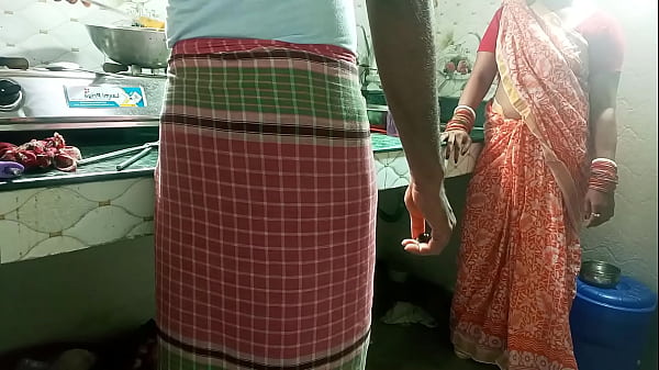 मालकिन ने किचन में ही नौकर को दबोचकर उसकी गर्म चुदाई का मज़ा लिया!