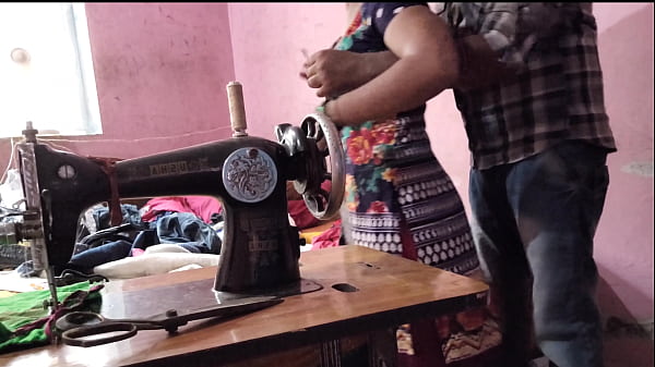 देसी भाभी की सिलाई के बहाने अंकल ने उसे चोदा