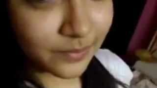 Gadis India Telanjang Memamerkan Payudaranya