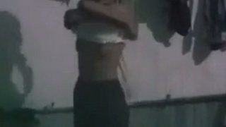 Video Tersembunyi Saat Pembantu Desi Mandi Telanjang