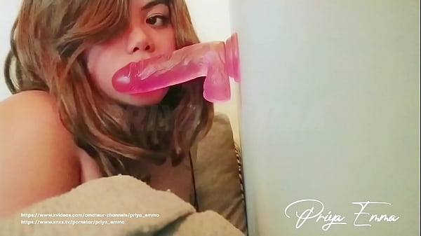 Priya Emma, Gadis India-arab Yang Menggoda, Mengisap Dildo Dengan Penuh Nafsu Dalam Closeup Yang Menggairahkan