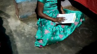 Desi Bhabhi Yang Lagi Baca Buku Digituin Sama Gurunya