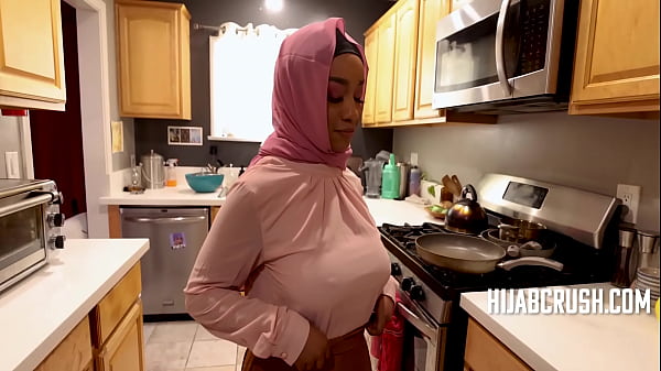 Goyangannya Bikin Hijab Basah, Lily Starfire Montok Minta Digebuk.