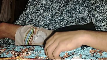 Ibu Tiri Aku Kasih Nikmat Malam, Jari Masuk Ke Memek Sampai Keluar Air.