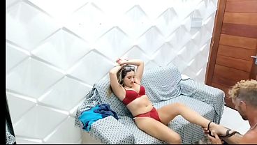 Ibu Mertuaku Yang Masih Muda Sendirian Di Rumah, Haus Sentuhan, Begitu Aku Datang Dia Langsung Merayuku Untuk Menusuk Lubang Ketatnya Sampai Penuh Air Mani. Vagninho E Vivi Si Pasangan Nakal.