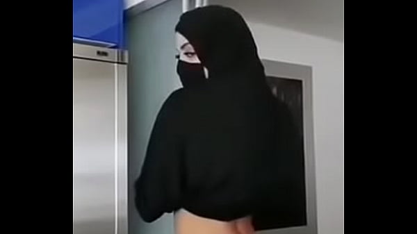 Mamãe De Hijab Peituda Faz Strip Sensual